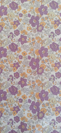 Detalle del estampado floral lila y amarillo sobre fondo claro