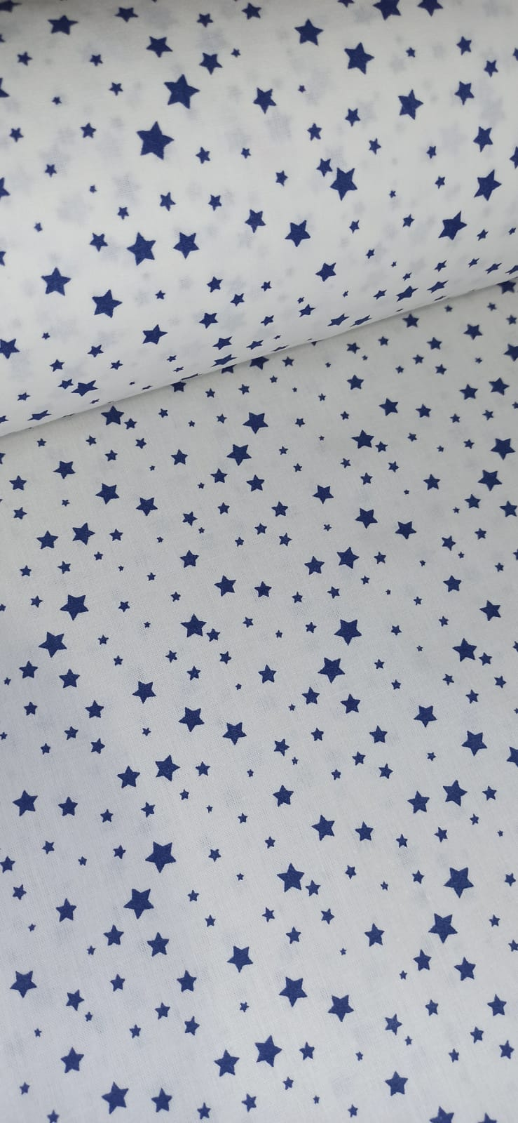 Algodón de estrellas azul marino doblado mostrando la caída del tejido