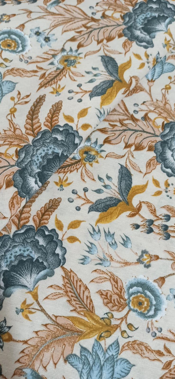 Estampado de flores y hojas en tonos azul pizarra y mostaza sobre loneta cruda