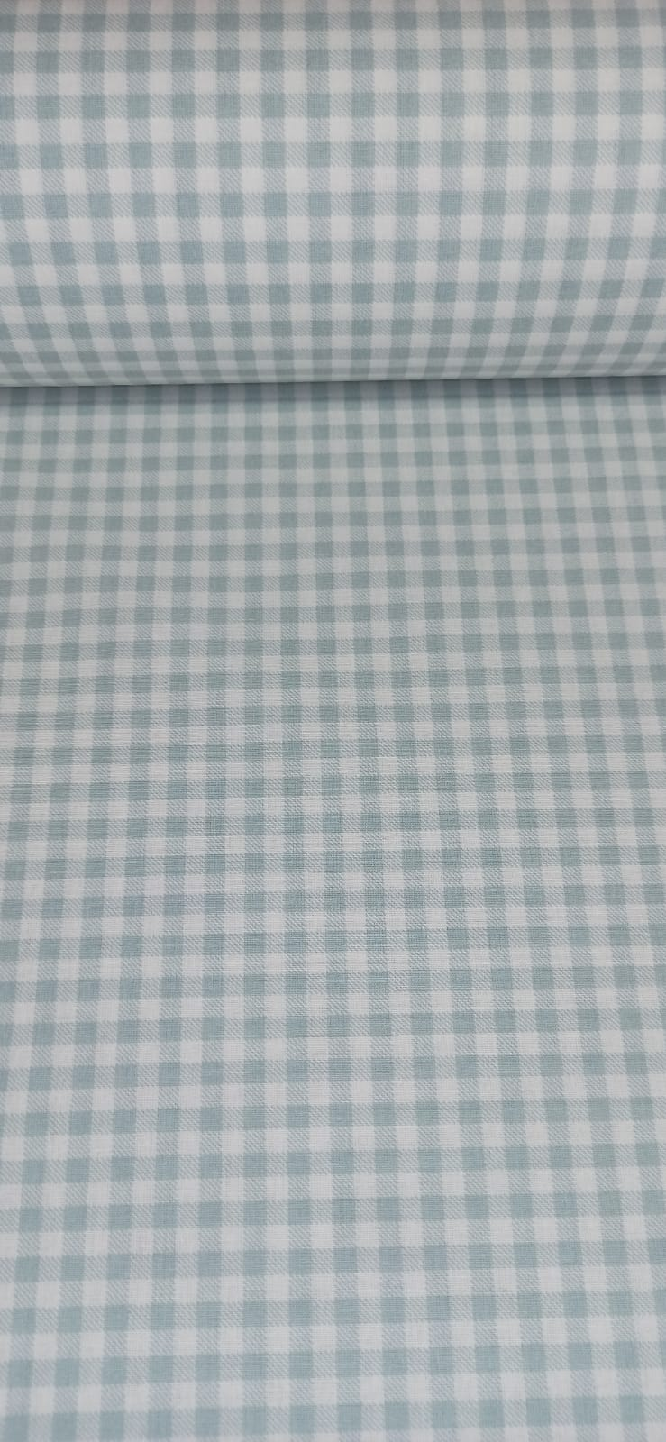 Detalle del estampado de cuadros vichy verde agua de 5 mm sobre algodón blanco