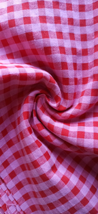 Detalle del retal seersucker rosa y rojo