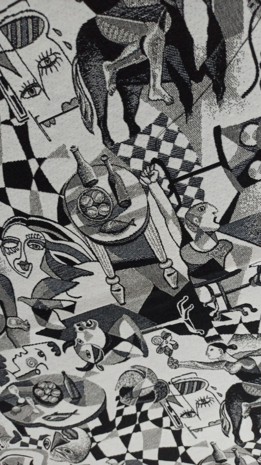 Retal gobelino cubista estilo Picasso blanco y negro - detalle figuras