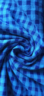 Detalle del retal seersucker azul oscuro y azul