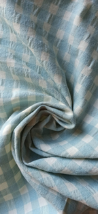 Detalle del retal seersucker bicolor azul y vainilla
