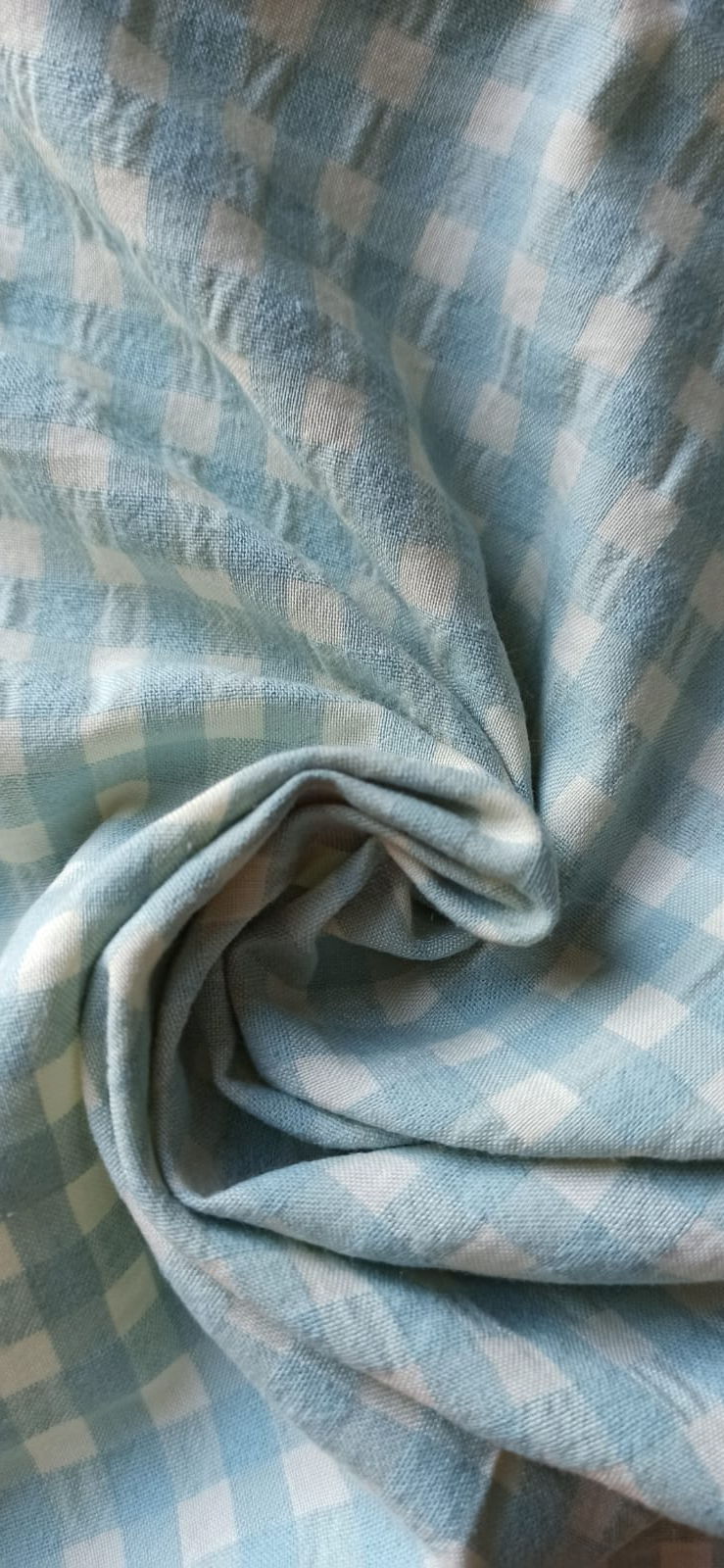 Detalle del retal seersucker bicolor azul y vainilla