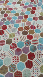 Retal gobelino hexágonos patchwork multicolor - detalle estampado