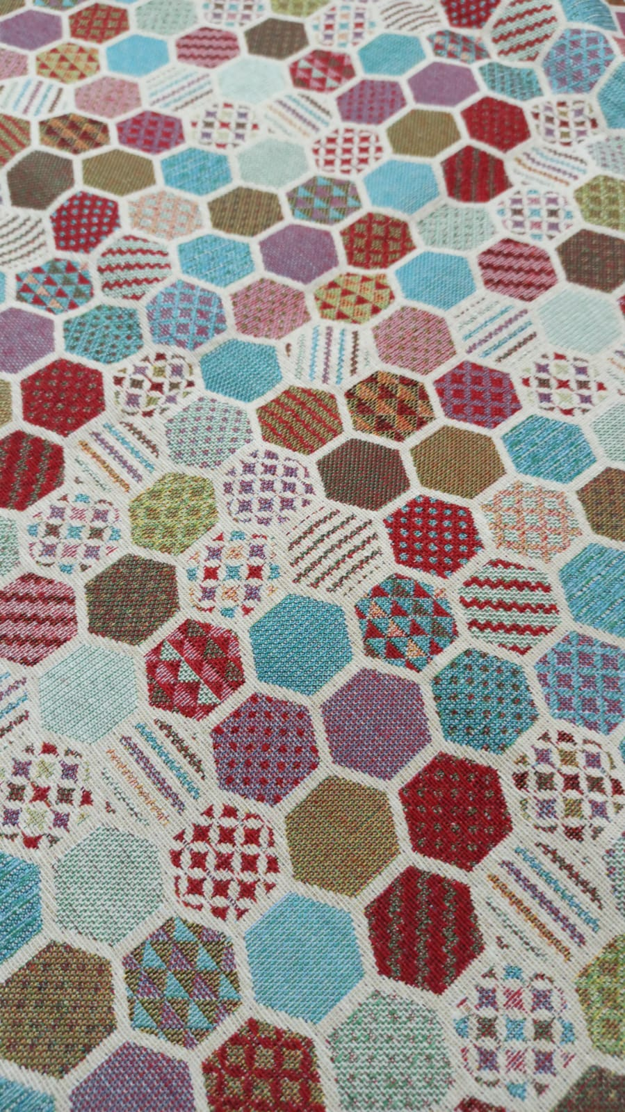 Retal gobelino hexágonos patchwork multicolor - detalle estampado