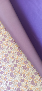 Tela de flores lilas junto a telas lisas en tonos lila y morado