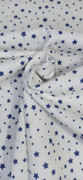 Algodón de estrellas azul marino arrugado mostrando textura y suavidad