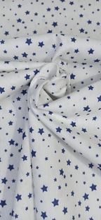 Algodón de estrellas azul marino arrugado mostrando textura y suavidad