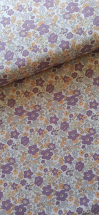 Algodón percal floral lila extendido con un pliegue