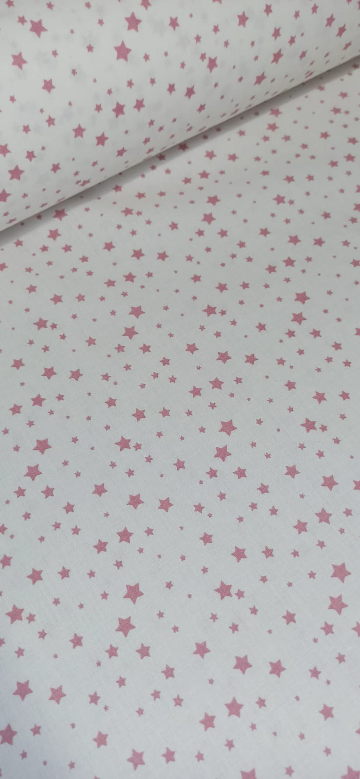 Rollo de algodón de estrellas rosa bebé sobre fondo natural, vista extendida