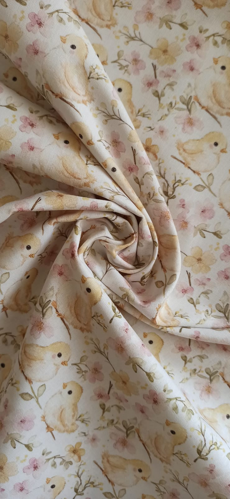 Detalle del estampado Pajaritos en acuarela junto a una cinta métrica